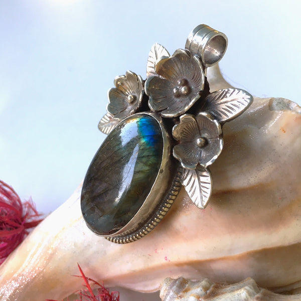 Labradorite Pendant Polished Flower and Leaf design Tibetan Silver
